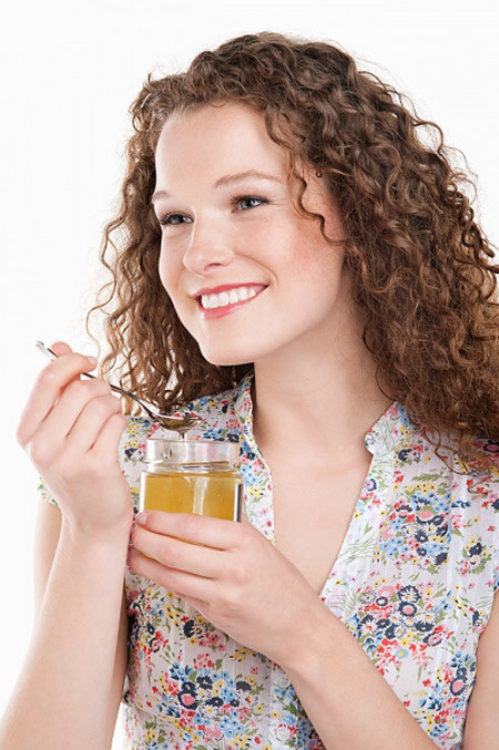 Mật ong là một loại thực phẩm giúp chăm sóc sức khỏe tuyệt vời. Chính vì thế mà khi mang thai, phụ nữ nên ăn nhiều mật ong một chút. Các chuyên gia sức khỏe cũng cho biết rằng mật ong không chỉ giúp cung cấp các chất dinh dưỡng đầy đủ mà nó còn mang lại cảm giác phấn chấn khiến thai phụ luôn vui vẻ, hạnh phúc và điều này cũng có lợi cho quá trình tiêu hóa.