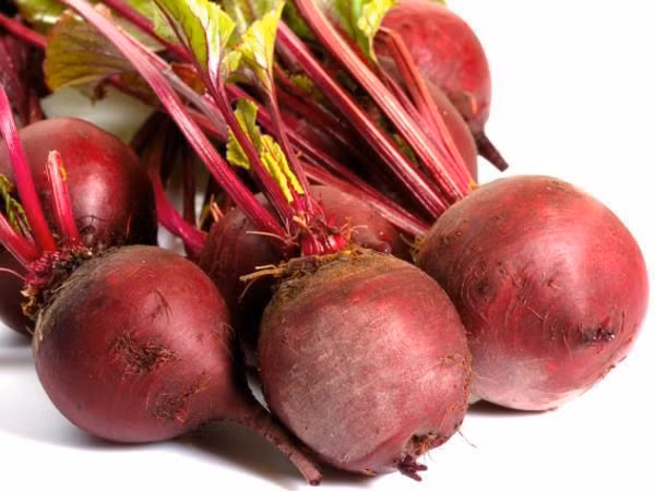 Củ cải đường là một loại "thảo dược” rất công hiệu trong việc điều trị gàu. Bạn nên luộc cả rễ và vỏ củ cải, sau đó dùng nước đó để gội đầu và massage da đầu bằng các ngón tay. Nên lựa chọn loại củ cải màu trắng sẽ càng công hiệu hơn.