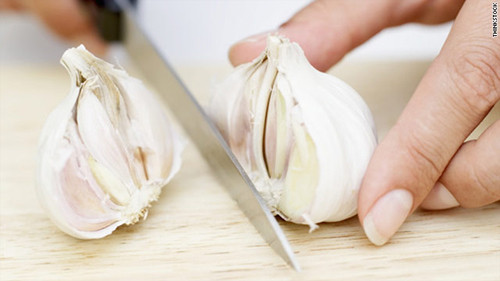 Tỏi. Đặc tính chống nấm của tỏi rất hoàn hảo cho việc loại bỏ vi khuẩn gây ra gàu. Nghiền nát tỏi và chà xát vào da đầu của bạn. Để tránh mùi tỏi nồng nặc, hãy trộn tỏi nghiền nát với mật ong rồi xoa bóp lên da đầu trước khi thoa lên đầu và gội như bình thường.