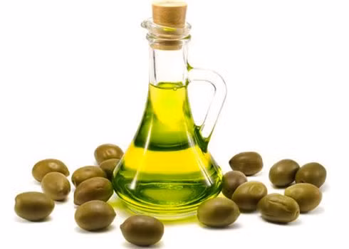 Dầu olive và hạt quả hạnh nhân. Nghiền nát hạt quả hạnh nhân và cho dầu olive vào, trộn kỹ. Bôi hỗn hợp lên tóc và massage da đầu trong vài phút. Sau vài lần thực hiện, hiệu quả sẽ đến với bạn.