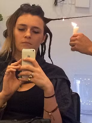 Cụ thể mái tóc được chia thành nhiều lọn nhỏ, xoắn lại và hơ qua dưới ngọn lửa nến trắng vừa phải. Những đoạn đuôi tóc chẻ ngọn, thô, rối, bị hư hỏng do sử dụng hóa chất sẽ bị đốt cháy.