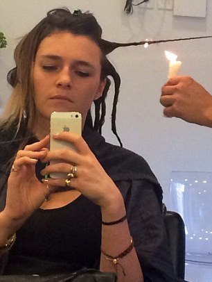 Cụ thể mái tóc được chia thành nhiều lọn nhỏ, xoắn lại và hơ qua dưới ngọn lửa nến trắng vừa phải. Những đoạn đuôi tóc chẻ ngọn, thô, rối, bị hư hỏng do sử dụng hóa chất sẽ bị đốt cháy.