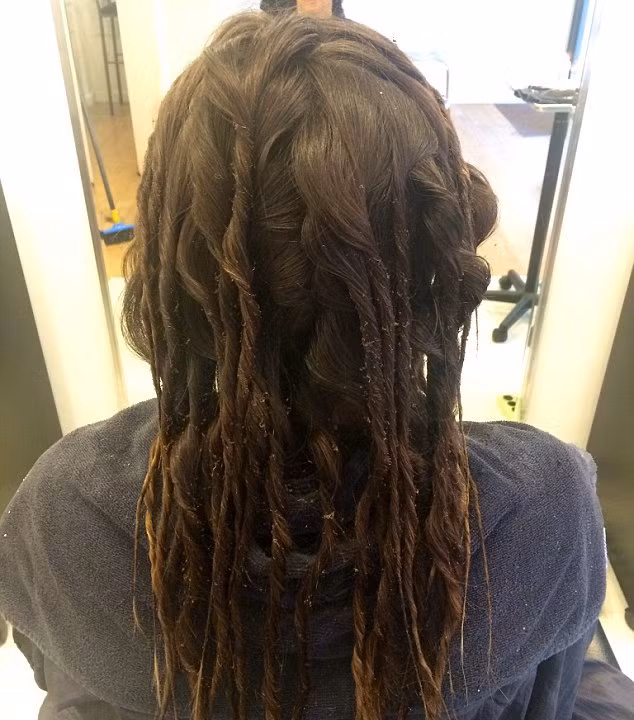 Mỗi liệu trình đốt và nuôi tóc kéo dài tới 3 - 4 tiếng và được khuyến khích thực hiện lại sau mỗi 4 tháng.