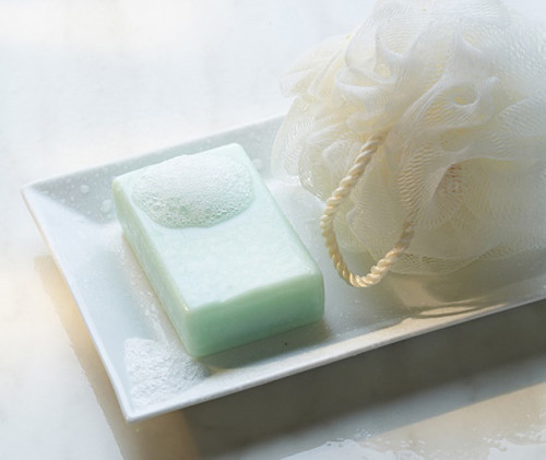 Dùng xà bông khô: bạn chỉ cần lấy xoa nước xà bông lên vết đốt, để trong khoảng 2-3 phút rồi rửa lại bằng nước sạch sẽ giúp bé giảm ngứa rất nhiều. Vì trong xà bông có chứa muối natri, khi kết hợp với nước sẽ tạo ra chất có tính kiềm, làm trung hòa chất độc gây ngứa do muỗi.