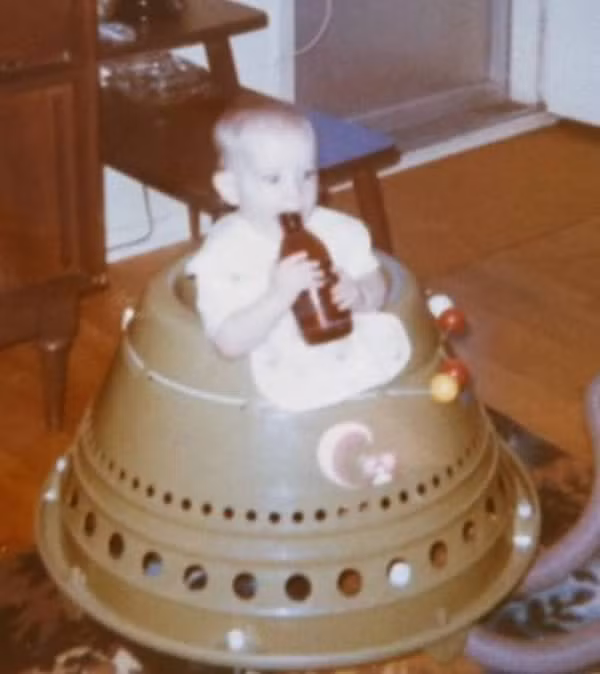 Dụng cụ tập đi thời xưa cho bé.