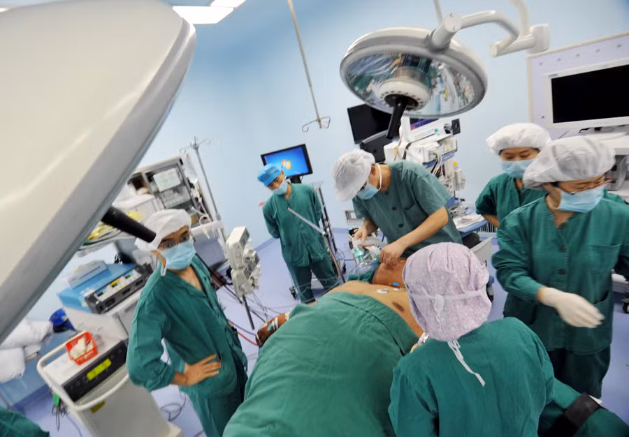 Các bác sĩ chuẩn bị những thủ tục cần thiết để tiến hành phẫu thuật thắt dạ dày cho người khổng lồ 400kg này.