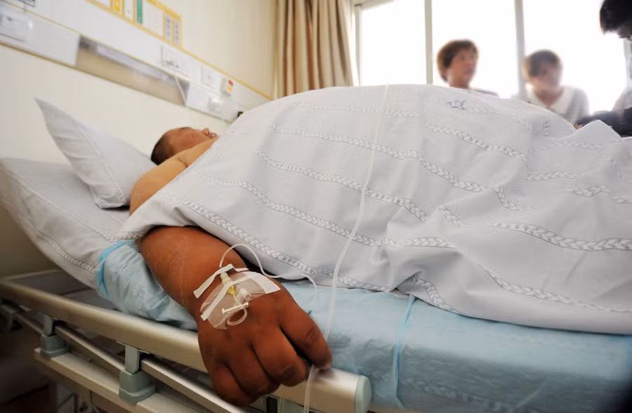 Trước đó, anh này cũng đã chi hàng chục ngàn USD để áp dụng các chế độ giảm cân như chế độ ăn uống, tập thể dục, uống thuốc...nhưng hầu như không có tác dụng.