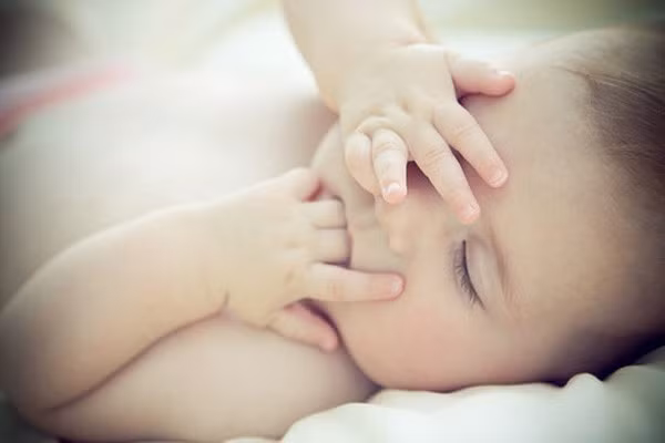 Cho con vừa chơi, vừa ngủ. Đây là thói quen nhiều bố mẹ áp dụng, cho con chơi với đồ chơi trước khi đi ngủ, đặc biệt là ngậm bình sữa để ngủ dễ hơn. Các đồ chơi phát ra tiếng động đôi khi làm phân tán sự tập trung của trẻ khi ngủ, làm giấc ngủ khó đến hơn. Còn với việc ngậm bình sữa, nếu duy trì thường xuyên thói quen này dễ khiến miệng của bé có mùi hôi do không được vệ sinh trước khi đi ngủ.