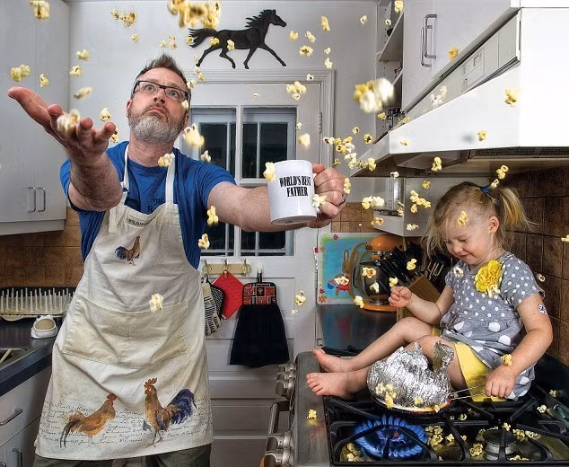 Trong mỗi bức ảnh, anh Dave Engledow đều thể hiện những ý tưởng sáng tạo thật hài hước nhưng cũng không kém phần ý nghĩa trong việc truyền tải thông điệp.