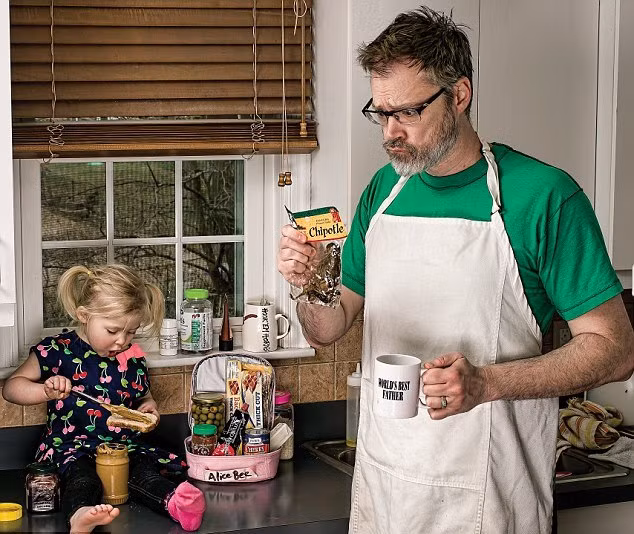 Khi 2 bố con cùng ăn sáng.