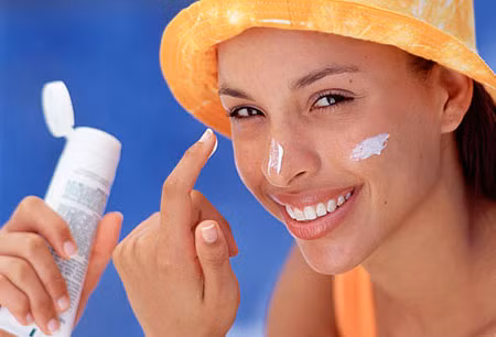 Dùng kem chống nắng cho da. Làn da sau khi đắp mặt nạ hay dưỡng trắng đều rất dễ bắt nắng chính vì thế cần chăm sóc và bảo vệ da 1 cách cẩn thận, tránh cho da tiếp xúc với ánh nắng mặt trời. bôi kem chống nắng cho những vùng da hở như cổ, tay, mặt,… Nên mua kem chống nắng có chỉ số chống nắng SPF từ 30 trở lên để chống nắng thật hiệu quả trong mùa hè này.