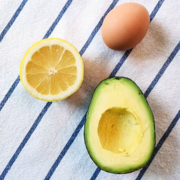 Mặt nạ từ bơ và nước cốt chanh. Xay nhuyễn quả bơ, thêm 1 thìa cà phê nước cốt chanh, 1 lòng trắng trứng. Trộn đều và thoa lên mặt. Khi mặt nạ khô thì rửa sạch.