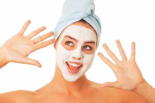 Dùng baking soda. Baking soda có khả năng trở thành một chất tẩy rửa lỗ chân lông hoàn hảo, thấm sâu và làm sạch sâu, quét sạch những lớp biểu bì chết. Tất cả những gì bạn cần làm là trộn hai muỗng cà phê baking sodda với một muỗng cà phê nước sao cho trở thành một hỗn hợp hơi sệt. Đắp chúng lên da trong khoảng 5 phút rồi rửa sạch. Bạn áp dụng cach này mỗi lần một tuần sẽ giúp loại bỏ tế bào da chết và cân bằng lại da.