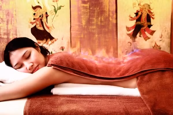 Đốt lửa massage là cách mà các chuyên gia trị liệu tại các thẩm mỹ viện tại Trung Quốc đang sử dụng để kích thích sự tái tạo tế bào và làm trẻ hóa làn da, đốt mỡ thừa giảm cân.