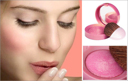 Chọn phấn má hồng cho từng thời điểm, từng sự kiện. Nếu bạn đi dự tiệc, nên chọn màu má hồng có nhũ, nếu trang điểm tự nhiên, chọn màu má hồng nhạt không nhũ hoặc dạng kem.