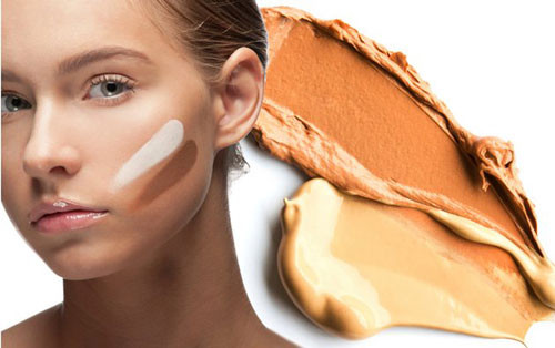 Nhận biết màu da của mình và chọn tông màu kem nền sao cho phù hợp với màu da cũng là một trong những nguyên tắc của trang điểm, việc chọn kem nền quá sáng màu hoặc tối màu so với da khiến bạn dễ rơi vào cái bẫy son phấn.