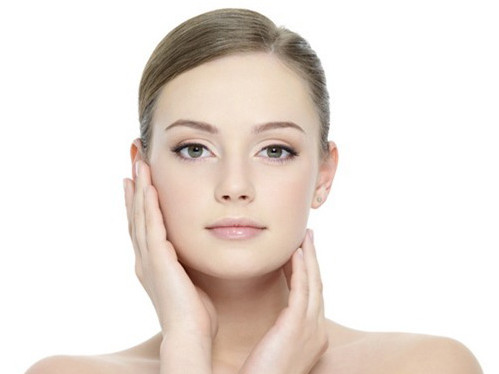 Xóa các vết bóng nhờn trên da trước khi trang điểm. Lớp nhờn tự nhiên trên da khiến lớp trang điểm không bền. Hơn nữa nếu bôi phấn trang điểm lên lớp da nhờn sẽ khiến gương mặt bạn trông bóng nhờn. Cho nên tốt nhất bạn nên dùng giấy thấm xóa bỏ lớp nhờn trên da trước khi trang điểm.