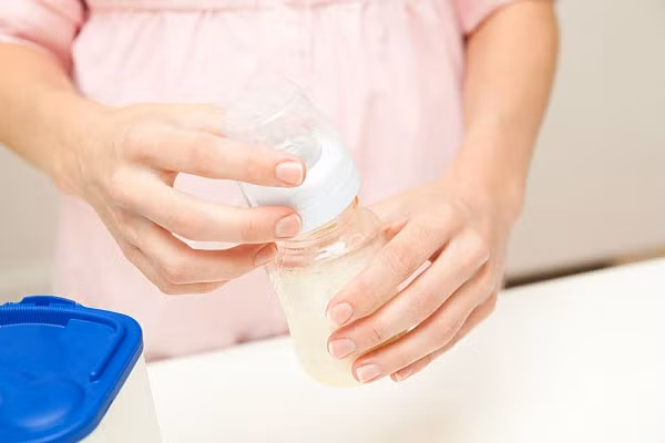 Pha sữa với nước quá nóng hoặc quá nguội: Một số chất dinh dưỡng như lysin, acid folic, các vitamin nhóm B, … dễ bị hư hỏng, mất tác dụng ở nhiệt độ cao. Vì vậy, nếu bạn pha sữa nóng hơn nhiệt độ đã hướng dẫn thì sẽ mất chất. Pha sữa với nước nguội thì sữa sẽ không tan hết, sau khi trẻ bú sẽ thấy các cục sữa nhỏ đóng đầy trên thành bình mà không vào hết cho trẻ.