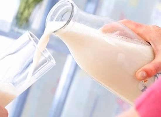 Pha sẵn một bình đầy sữa để cho trẻ uống dần trong đêm: Cách này thì rất thuận tiện cho mẹ và cho… vi trùng, vì vậy sẽ không tốt cho con. Khi trẻ ngậm núm vú, nước miếng sẽ lưu lại trên núm và có thể vào trong bình sữa, vì vậy sữa sẽ bị ôi thiu nhanh hơn là khi núm vú đã tiệt trùng chưa được ngậm.