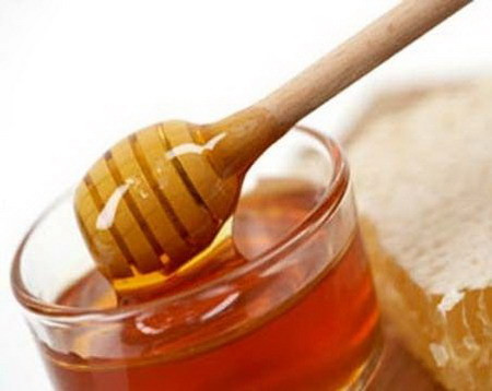 120g dầu mè, 250g mật ong. Cho dầu mè và mật ong vào nồi riêng từng thứ, để lửa nhỏ nấu sôi, sau khi nguội hòa đều là dùng được. Mỗi lần 1 – 2 muỗng canh, mỗi ngày 2 lần.