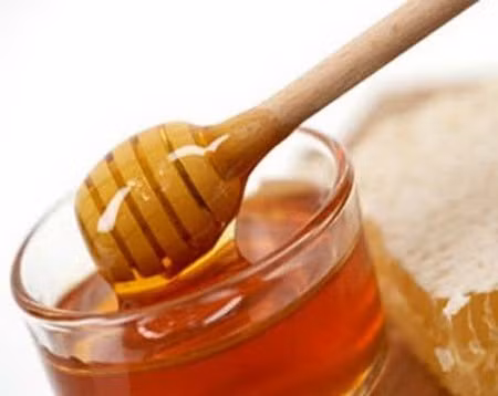 120g dầu mè, 250g mật ong. Cho dầu mè và mật ong vào nồi riêng từng thứ, để lửa nhỏ nấu sôi, sau khi nguội hòa đều là dùng được. Mỗi lần 1 – 2 muỗng canh, mỗi ngày 2 lần.