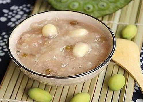 250g hạt sen, 150g gạo nếp. Hạt sen ngâm bóc bỏ vỏ, bỏ tim, cho vào nồi, nấu chín, đánh nhuyễn, cho nếp đã vo sạch vào nấu thành cháo. Mỗi ngày dùng một lượng như thế, chia làm 3 lần ăn hết, dùng liên tục trong 5 ngày.