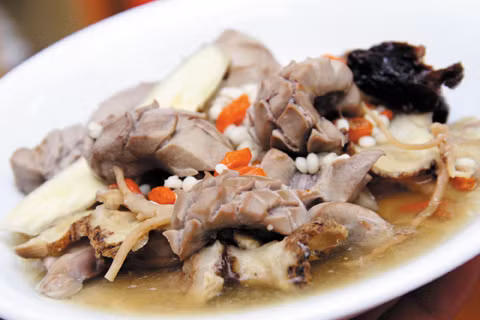 Thận lợn 2 quả, đỗ trọng 15 g, nấu chín. Bổ đôi thận, bỏ đường gân trắng ở giữa, ăn trước khi đi ngủ, thích dụng với người có triệu chứng dọa sẩy thai, tỳ thận hư tổn.