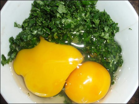 Canh trứng gà ngải cứu: Lá ngải 50g, trứng gà 2 quả, đường trắng một ít. Lá ngải cho nước vừa đủ nấu canh, đập trứng vào đun chín, cho đường trắng vào khuấy tan. Hằng ngày uống trước khi đi ngủ.