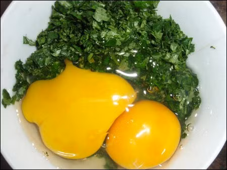 Canh trứng gà ngải cứu: Lá ngải 50g, trứng gà 2 quả, đường trắng một ít. Lá ngải cho nước vừa đủ nấu canh, đập trứng vào đun chín, cho đường trắng vào khuấy tan. Hằng ngày uống trước khi đi ngủ.