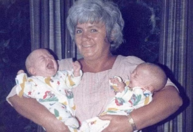 Bức ảnh chụp cô Mel (phải) và chị em sinh đôi Sherrill khi họ được bế bởi bà ngoại.