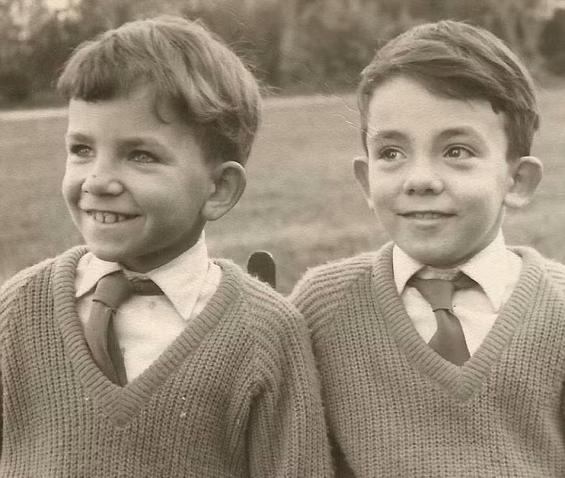 Ông nội 2 em bé song sinh Kevin (bên phải) lớn lên với anh em sinh đôi của ông Keith.