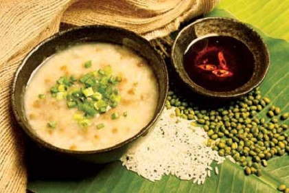 Cháo đậu xanh. Thành phần: Đậu xanh 30g; Dưa hấu 100g; Đường trắng 20g. Chế biến: Dưa hấu gọt bỏ vỏ xanh cứng, ép lấy 200ml nước. Đậu xanh xay thành bột, cho vào nước dưa hấu, quấy đều, đun trên lửa nhỏ, khi chín cho đường, đun sôi lại là được. Cho trẻ ăn ngày 2 lần, ăn liền 3 – 4 ngày.