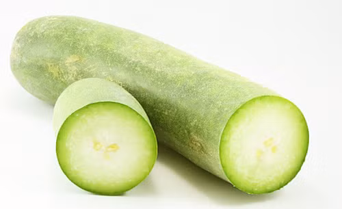 Nước bí xanh. Nước bí xanh chứa nhiều vitamin, đồng thời cũng giúp bé hạ nhiệt nhanh chóng. Bí xanh 150g, lá sen to 1/4 lá. Bí xanh để cả vỏ, rửa sạch, bỏ ruột, thái miếng. Lá sen rửa sạch, thái nhỏ, cho bí và lá sen vào nồi, thêm 300ml nước, đun sôi kỹ, chắt lấy nước, bỏ bã.