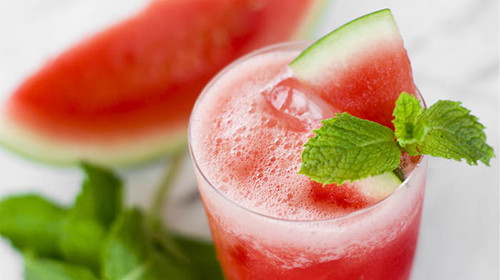 Dưa hấu. Bên cạnh đó, đối với trẻ tương đối lớn, hằng ngày có thể cho trẻ ăn 300-500g dưa hấu hoặc ép nước cho uống. Đối với trẻ còn nhỏ, dùng phần thịt quả và vỏ trắng (gọt bỏ vỏ xanh bên ngoài)ép lấy nước, chia ra cho trẻ uống trong ngày. Theo Đông y: dưa hấu có vị ngọt,tính lạnh, có tác dụng dưỡng âm, thanh nhiệt, giải khát và chống sốt.