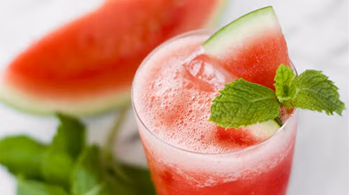 Dưa hấu. Bên cạnh đó, đối với trẻ tương đối lớn, hằng ngày có thể cho trẻ ăn 300-500g dưa hấu hoặc ép nước cho uống. Đối với trẻ còn nhỏ, dùng phần thịt quả và vỏ trắng (gọt bỏ vỏ xanh bên ngoài)ép lấy nước, chia ra cho trẻ uống trong ngày. Theo Đông y: dưa hấu có vị ngọt,tính lạnh, có tác dụng dưỡng âm, thanh nhiệt, giải khát và chống sốt.