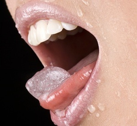 Khi cơ thể chuyển hóa nước đá, nó kích thích cơ thể đốt cháy calo để điều hòa thân nhiệt ở mức bình thường (370). Nhưng quá trình ấy chỉ đốt cháy được một phần rất nhỏ calo.