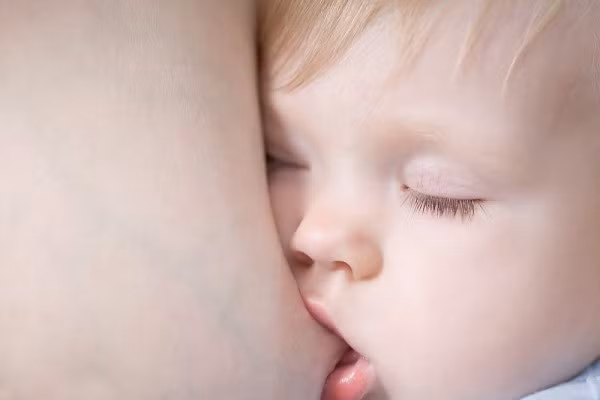 Có những biểu hiện không hài lòng như quấy khóc mặc dù đã được bú no sữa mẹ.