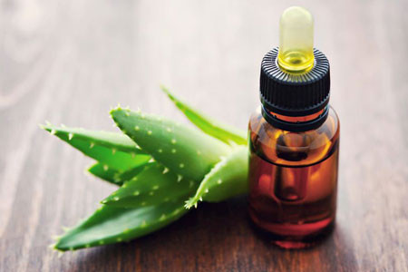 Tinh chất lô hội. Không chỉ điều trị mụn và những vết thâm nám, tinh chất lô hội dùng để massage mặt và tẩy trang rất hiệu quả. Với các dưỡng chất cần thiết cho da và thành phần lên đến 95% là nước nguyên chất, tinh chất lô hội tăng cường độ ẩm và giúp da hấp thụ dưỡng chất một cách tốt nhất.