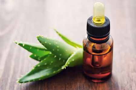 Tinh chất lô hội. Không chỉ điều trị mụn và những vết thâm nám, tinh chất lô hội dùng để massage mặt và tẩy trang rất hiệu quả. Với các dưỡng chất cần thiết cho da và thành phần lên đến 95% là nước nguyên chất, tinh chất lô hội tăng cường độ ẩm và giúp da hấp thụ dưỡng chất một cách tốt nhất.