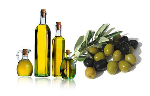 Dầu oliu nguyên chất. Dầu ôliu tẩy được mọi thứ từ phấn đến mascara cho nên có thể dùng thay cho nước tẩy trang. Đa số sản phẩm tẩy trang đều làm từ mineral oil, là một chiết xuất của dầu mỏ.