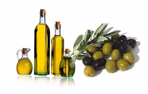 Dầu oliu nguyên chất. Dầu ôliu tẩy được mọi thứ từ phấn đến mascara cho nên có thể dùng thay cho nước tẩy trang. Đa số sản phẩm tẩy trang đều làm từ mineral oil, là một chiết xuất của dầu mỏ.