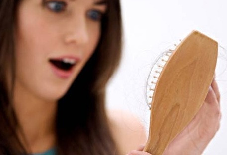 Chọn dầu gội chứa thành phần chăm sóc tóc. Dầu gội chứa thành phần biotin hoặc silica giúp tăng cường độ khoẻ của tóc và kích thích nang tóc, bạn hãy sử dụng loại dầu gội này thường xuyên và xả sạch với nước lạnh.