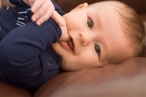 Kéo tai, dùng tay chà vào má: Bởi vì, lợi, tai và má cùng có chung một đường dây thần kinh và có sự tác động qua lại. Tuy nhiên, các bé bị nhiễm trùng tai cũng có biểu hiện kéo tai thường xuyên. Vì thế, bạn nên đưa bé đi khám nếu dấu hiệu kéo tai không liên quan đến mọc răng.