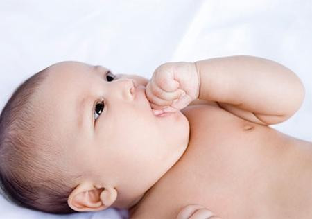 Bị đau: Khi lợi bị sưng, bé sẽ quấy khóc vì đau. Chiếc răng đầu tiên mọc lên thường khiến bé bị đau nhất. Thời gian mọc những chiếc răng sau sẽ dễ chịu hơn do bé đã làm quen với cảm giác bị đau khi mọc răng.