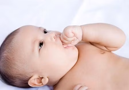 Bị đau: Khi lợi bị sưng, bé sẽ quấy khóc vì đau. Chiếc răng đầu tiên mọc lên thường khiến bé bị đau nhất. Thời gian mọc những chiếc răng sau sẽ dễ chịu hơn do bé đã làm quen với cảm giác bị đau khi mọc răng.