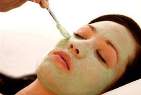 Mặt nạ bằng bí đao. Công thức mặt nạ tự nhiên và làm đẹp da với bí đao tươi rất đơn giản: xay bí đao nhuyễn bằng máy xay sinh tố với chút mật ong, kể cả làn da hỗn hợp cũng không lo dị ứng hay nổi mụn.