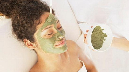 Chữa tàn nhang, làm đẹp da mặt. 350gr hạt bí, 30gr hạt sen, 15gr bạch chỉ, tất cả nghiền mịn. Hàng ngày, sau bữa ăn uống 1 thìa bột đó với nước đun sôi để nguội.