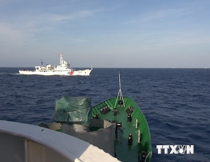 Tàu hải cảnh Trung Quốc cơ động chặn đầu tàu Cảnh sát biển Việt Nam. (Ảnh: Công Định-Hữu Trung/TTXVN).