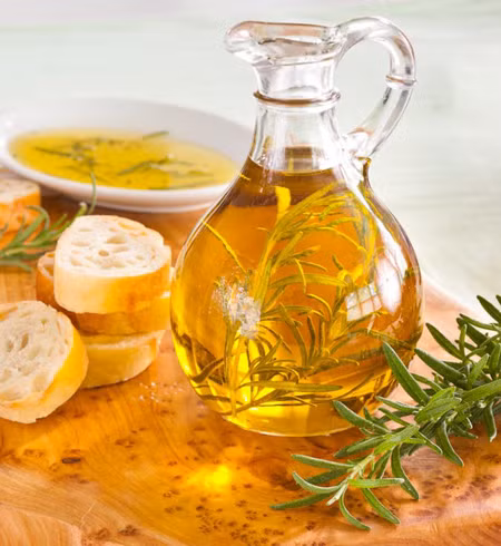 Hương thảo. Hương thảo có đặc tính kháng nấm, chống oxy hóa, chống viêm, kháng khuẩn và phòng ngừa bệnh tiểu đường. Nó cũng có tác dụng ngăn ngừa ung thư, hoạt động như một trợ tá cho đường tiêu hóa và tăng cường sức khỏe toàn diện. Tiêu hóa tốt cũng giúp làn da bạn trở nên khỏe mạnh, mịn màng.