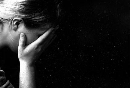 Biểu hiện của chứng trầm cảm rất phong phú và đa dạng. Sau một thời gian học tập, bệnh nhân cảm thấy mệt mỏi thường xuyên, cảm giác như không còn sức lực; ăn uống kém, gầy sút hoặc trái lại: lên cân nhanh; ngủ nhiều kiểu ngủ li bì, hay gặp ác mộng và rất mệt sau khi thức dậy chứ không tỉnh táo thoải mái như ở người bình thường.